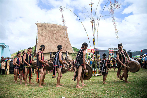 Chàng trai và cồng chiêng thần